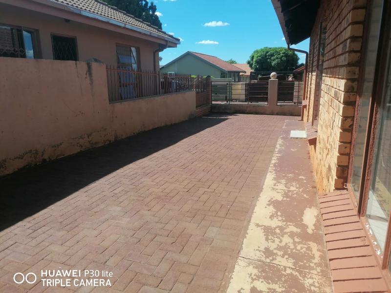 To Let 3 Bedroom Property for Rent in Geelhoutpark North West